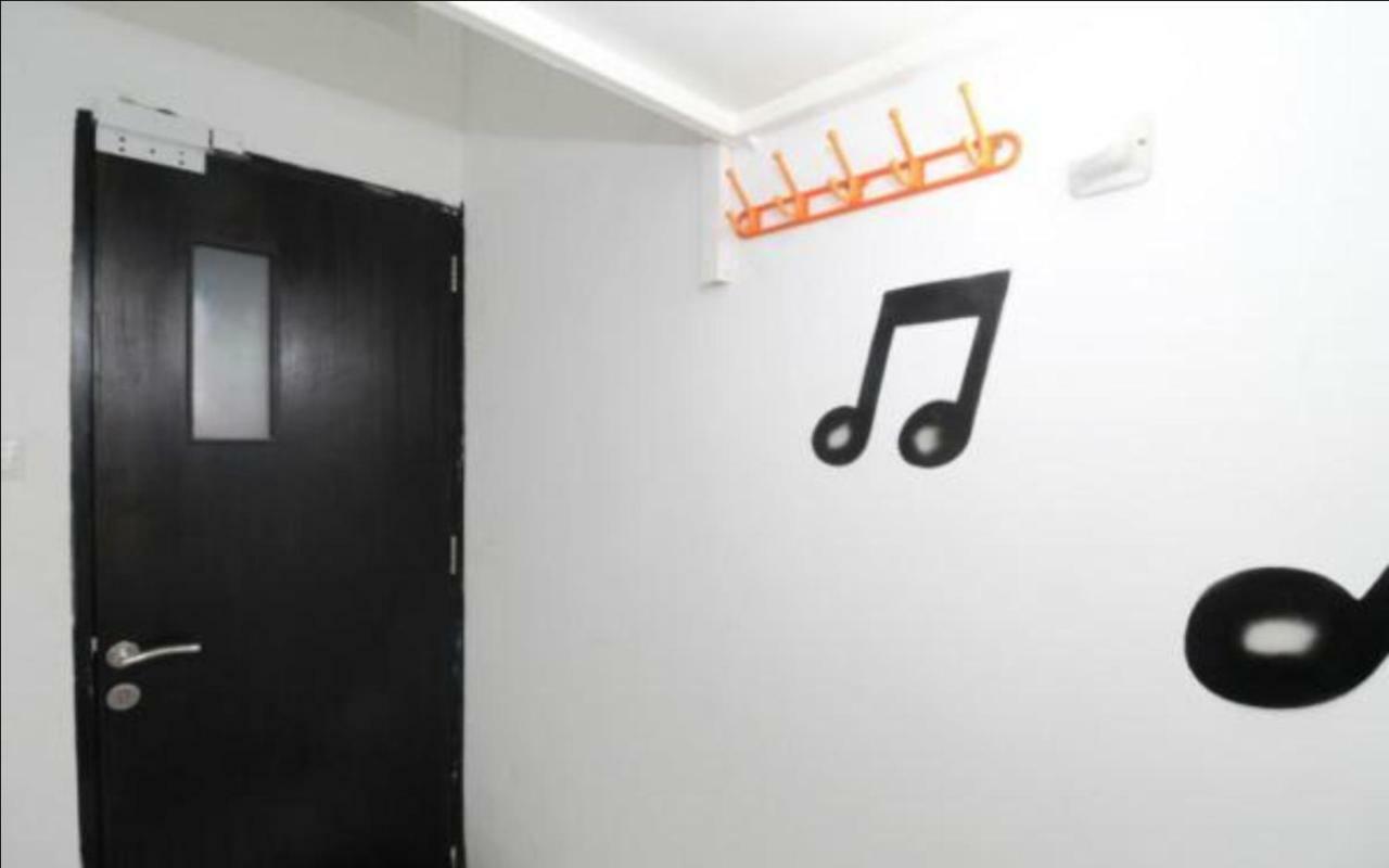 Отель Kamar Keluarga Duri Kosambi Джакарта Экстерьер фото