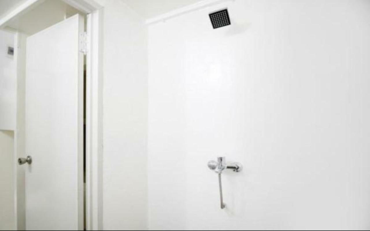 Отель Kamar Keluarga Duri Kosambi Джакарта Экстерьер фото